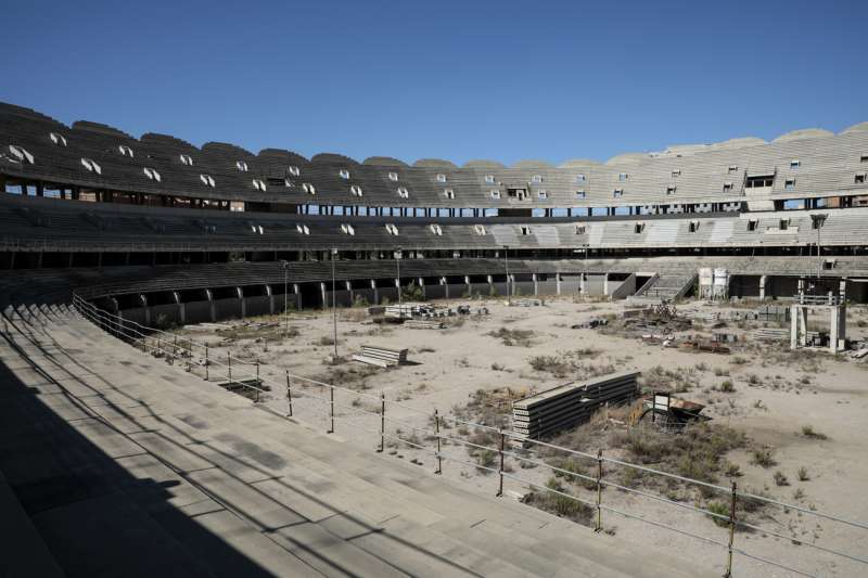 Vista general de las instalaciones del futuro campo del Valencia C.F., cuyas obras dieron comienzo en 2007 y están paralizadas desde 2009. EFE/Archivo/Ana Escobar
