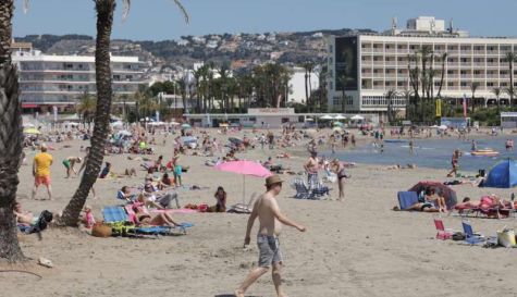 Mucha gente a toma el sol en la playa del Arenal de Xàbia en una jornada marcada por el buen tiempo. / EFE-Natxo Francés Mucha gente a toma el sol en la playa del Arenal de Xàbia en una jornada marcada por el buen tiempo. / EFE-Natxo Francés
