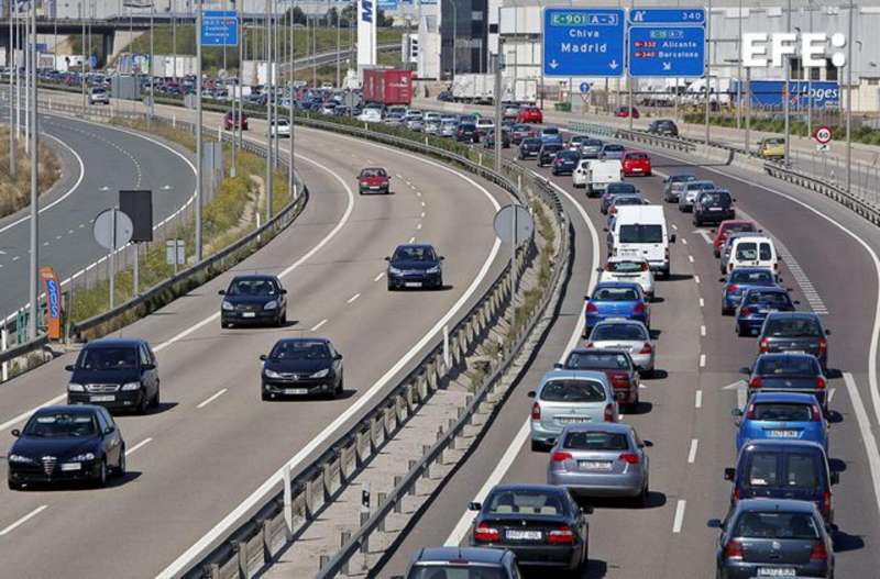 Tráfico denso con retenciones en la A-3, cerca del cruce con la A-7, entre las localidades de Ribarroja y Chiva (Valencia). EFE/Manuel Bruque.