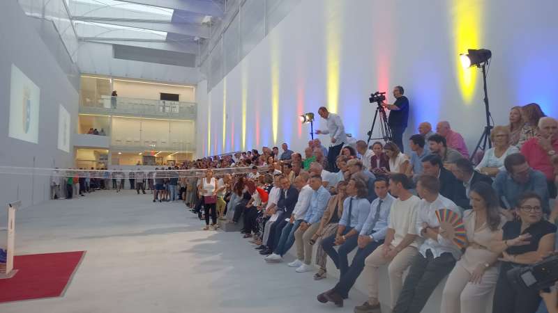 El public assistent a la inauguració. /PAU MOMPÓ