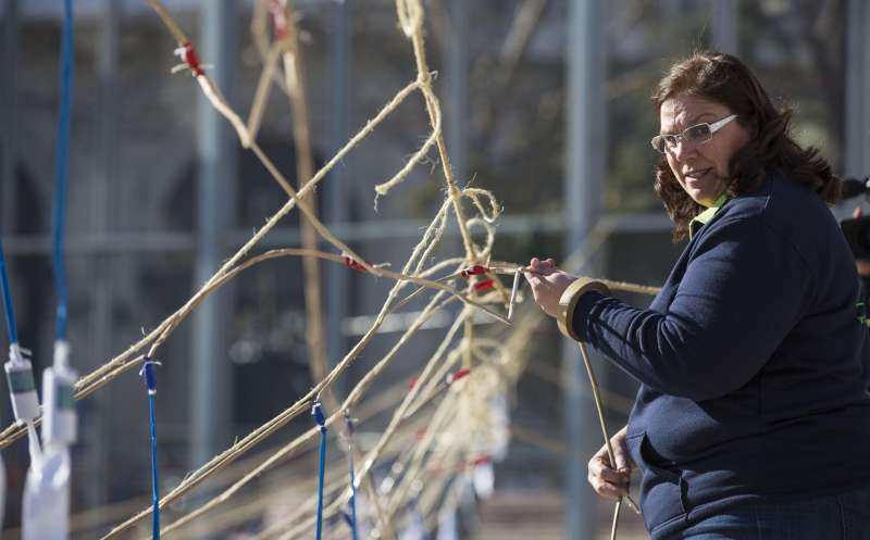 La pirotécnica Reyes Martí, de la Pirotecnia Martí, prepara la mascletá que dispara, como ya es habitual, cada ocho de marzo Día de la Mujer Trabajadora. /EFE