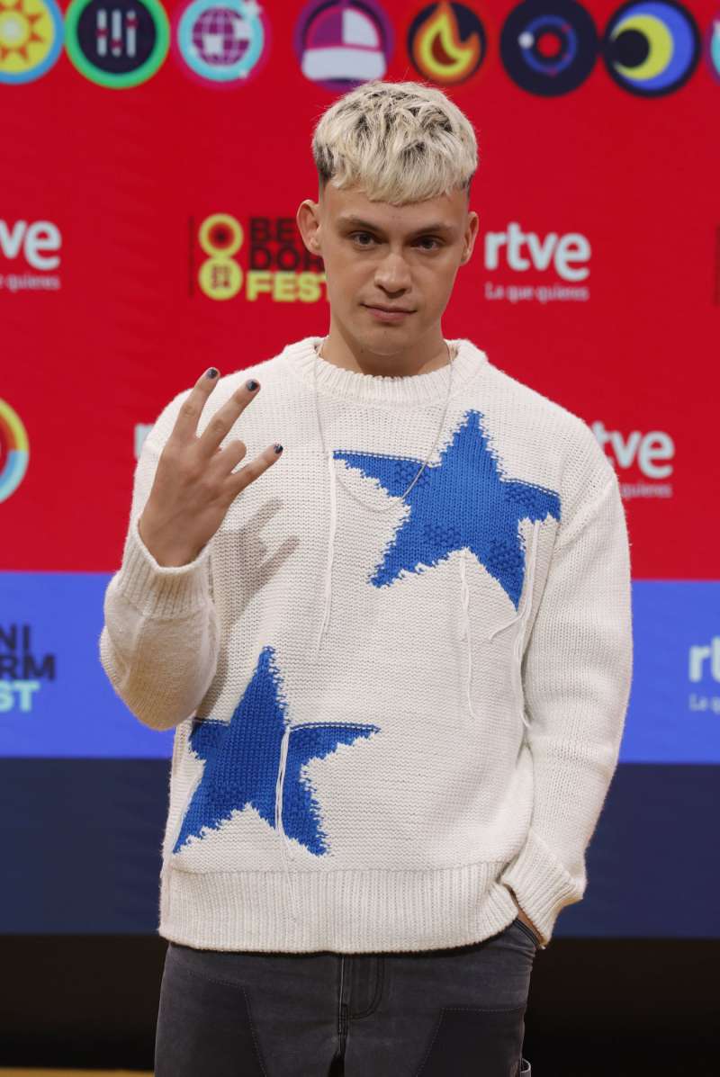 El cantante Arturo Almarcha Corella, conocido artísticamente como Almacor, posa durante la presentación de su tema "Brillos Platino" como una de las canciones candidatas a la tercera edición del Benidorm Fest, que decidirá la representante de España en Eurovisión 2024. EFE/J.J. Guillén