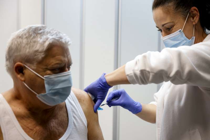 Una persona recibe una vacuna este lunes en un centro sanitario de València. EFE/Ana Escobar