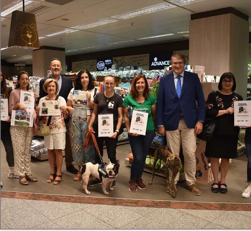 El Corte Inglés entrega en alimentos para mascotas la recaudación de la última campaña organizada por Sant Antoni del Porquet el pasado mes de octubre./ EPDA