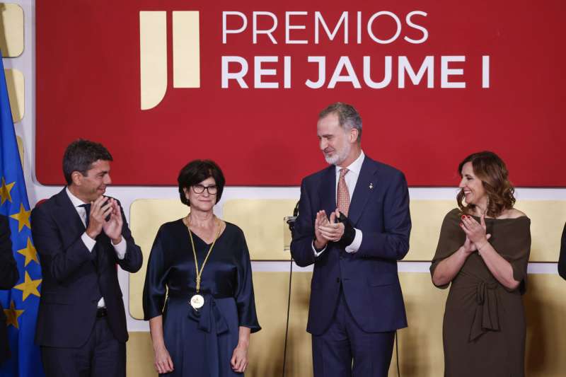 El rey Felipe VI ,el presidente de la Generalitat, Carlos Mazón y la alcaldesa, Maria José Catalá, durante la última edición de los Premios Jaume I. EFE/ Biel Aliño/Archivo
