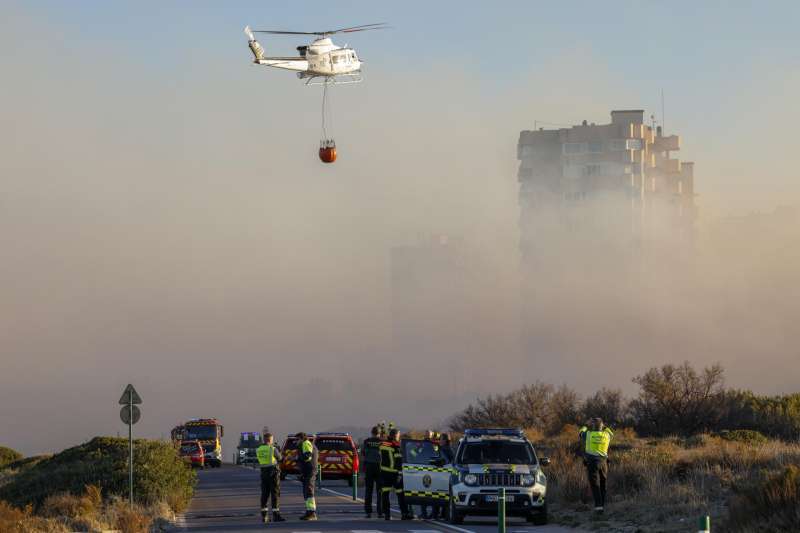 Un helicóptero en El Saler. EFE