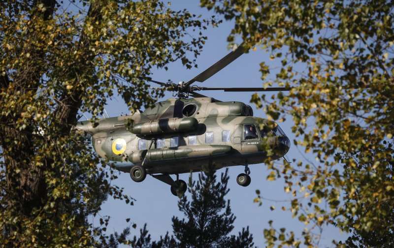 Vista de un helicóptero de la Guardia Nacional durante un entrenamiento militar en la localidad de Stare, a unos 80 kilómetros de Kiev, Ucrania. EFE/Roman Pilipey/Archivo
