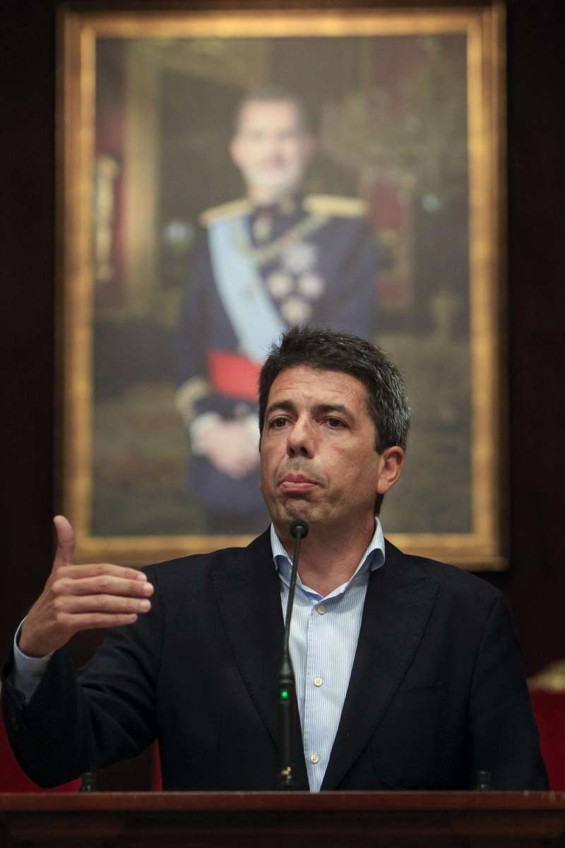 El president de la Generalitat, Carlos Mazón, realiza declaraciones tras firmar con y el alcalde de Elche, Pablo Ruz, el convenio para la finalización de la Ronda Sur de Elche. EFE/Morell
