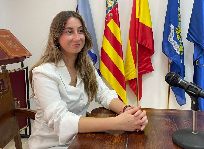 L"alcaldessa de Quart de les Valls, Lara González, en el saló de plens de l"ajuntament de la localitat. / EPDA