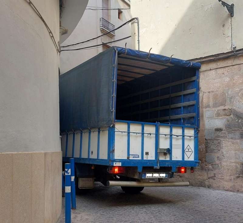 Un camió en un carrer de Sagunt. / EPDA