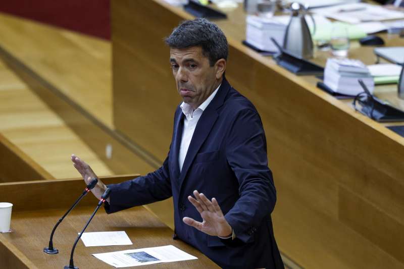  El president de la Generalitat, Carlos Mazón, durante el pleno de Les Corts Valencianes. EFE/Biel Aliño