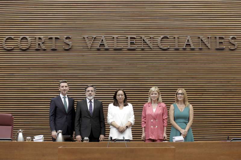 La Mesa de Les Corts Valencianes, con Llanos Massó (Vox) al centro. EFE/ Manuel Bruque