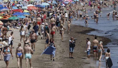 Numerosas personas llenan la playa para combatir el calor de este sábado. / EFE-Kai Försterling Numerosas personas llenan la playa para combatir el calor de este sábado. / EFE-Kai Försterling