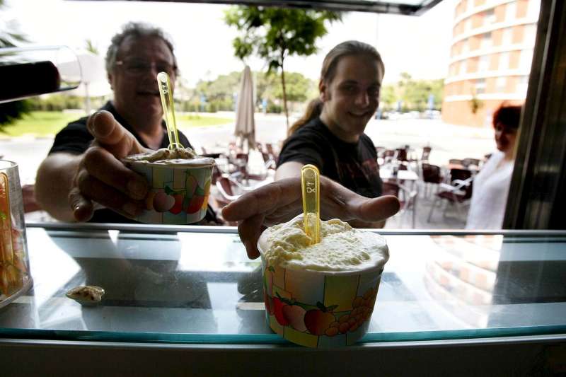 Helados en una terraza de Alicante. EFE/Manuel Lorenzo


