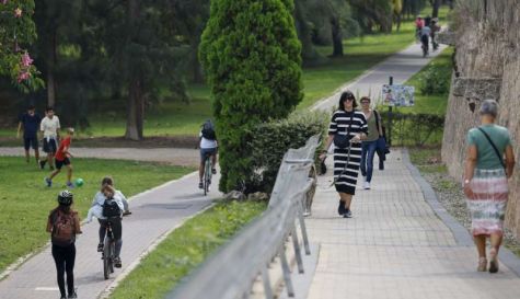 Imagen de archivo de varias personas paseando por los jardines del Turia durante este inicio del otoño.