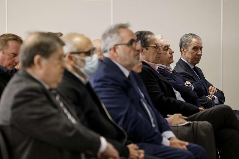 Eduardo Zaplana, al fondo, con cara de condenado. EFE