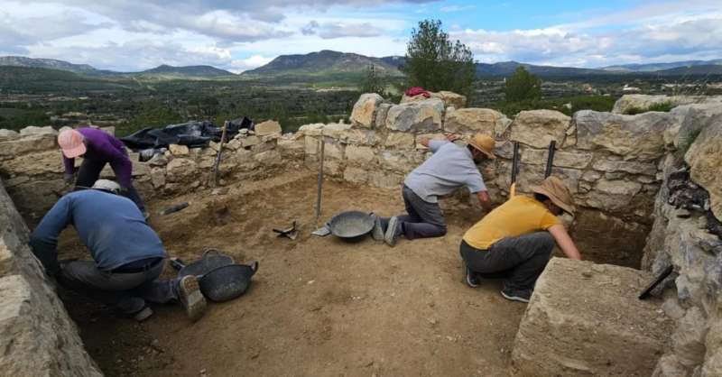Arqueólogos trabajando en Benafer. /EPDA 