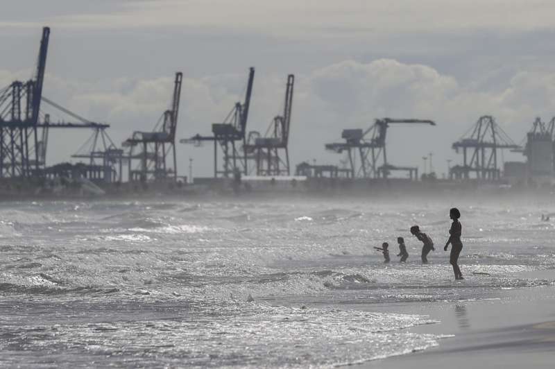 Varias personas caminan este lunes por la playa de la Malvarrosa de València. EFE/Manuel Bruque