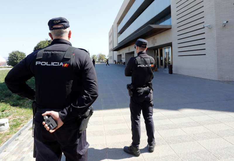 Policía en las puertas de la Audiencia de Castellón, en una imagen de archivo. EFE/ Domenech Castelló
