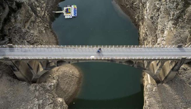 Imagen captada con un dron del embalse de Ulldecona, en Castellón, perteneciente a la cuenca del Júcar. / EFE-Andreu Esteban Imagen captada con un dron del embalse de Ulldecona, en Castellón, perteneciente a la cuenca del Júcar. / EFE-Andreu Esteban