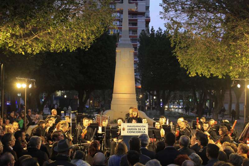 La concejal de Infancia, Familia y Mayores, Aurora Rodil, durante la inauguración del paseo de Germanías de Elche, donde familiares de víctimas del franquismo han criticado que se mantenga la Cruz de los Caídos. EFE/Morell