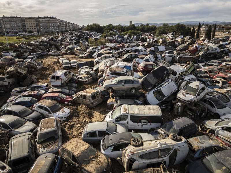 Miles de vehículos, afectados por la dana del pasado 29 de octubre, permanecen amontonados en decenas de campas en las localidades arrasadas por la dana. EFE/Biel Aliño 