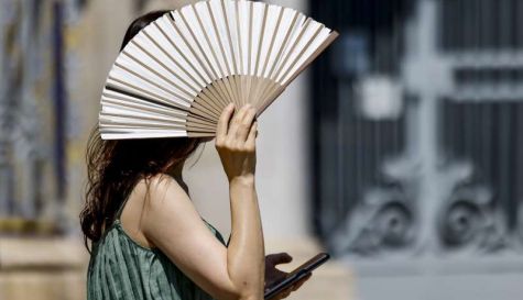 Una mujer se protege del intenso calor con un abanico en Valencia. / EFE-Ana Escobar Una mujer se protege del intenso calor con un abanico en Valencia. / EFE-Ana Escobar