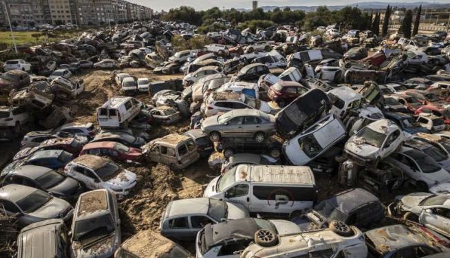 Miles de vehículos, afectados por la DANA del pasado 29 de octubre, permanecen amontonados en decenas de campas en las localidades arrasadas por la inundación. /EFE/Biel Aliño Miles de vehículos, afectados por la DANA del pasado 29 de octubre, permanecen amontonados en decenas de campas en las localidades arrasadas por la inundación. /EFE/Biel Aliño