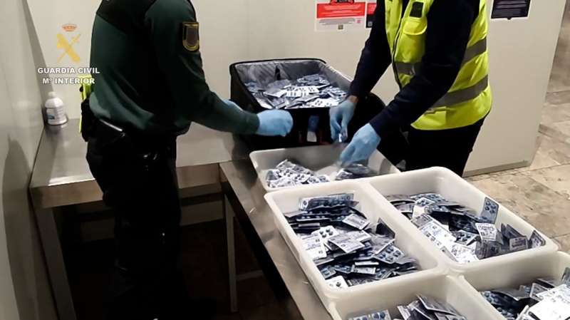 Las pastillas incautadas a la detenida, en una imagen compartida por la Guardia Civil. /EPDA