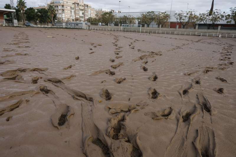 Barro en el campo de fútbol inutilizado de Catarroja. EFE