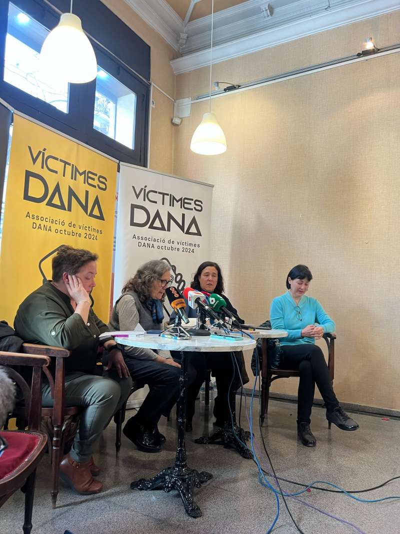 Mariló Gradolí, Merche Alabau i Empar Casteller, amb Toñi García, durant la presentació de l"associació. / EPDA