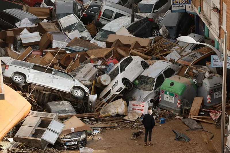Un hombre observa los coches volcados por el paso de la DANA en Picaña (Valencia)Biel Aliño / EFE