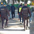 Foto de archivo de un traslado de detenidos, en una imagen compartida por Policía Nacional y Guardia Civil. EFE