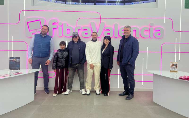 Rafael Amargo junto a Paco Martínez, su equipo y los CEOs de FibraValencia. / EPDA