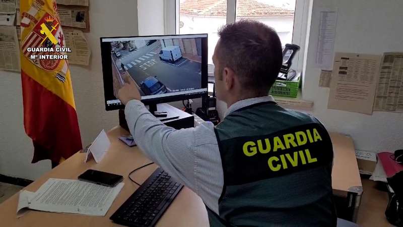 Imágenes de la Guardia Civil en la operación. / EPDA 