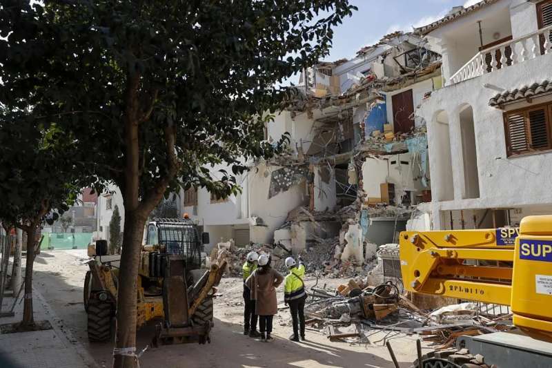 Derribo de casas afectadas por la dana en Catarroja. / EFE: Manuel Bruque
