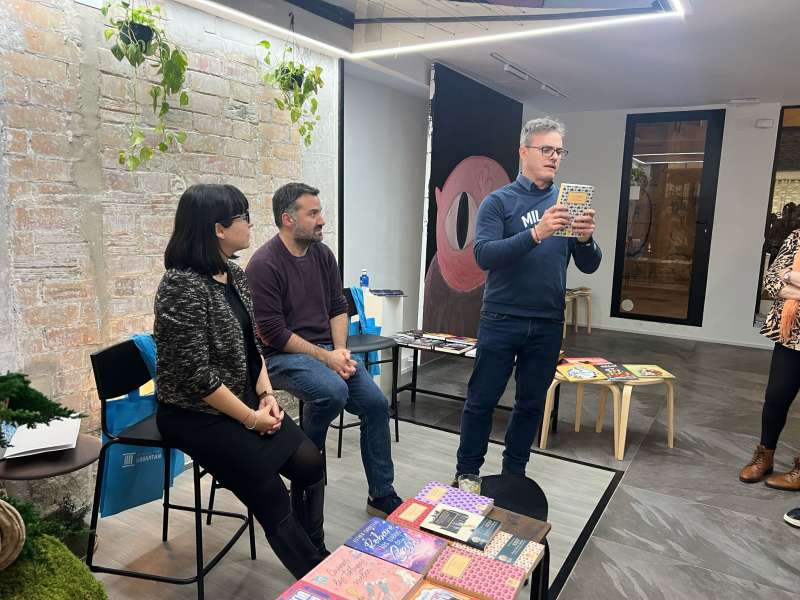 Paz Navarro junto a representantes de la editorial Sargantana, explicando las novedades literarias. / EPDA