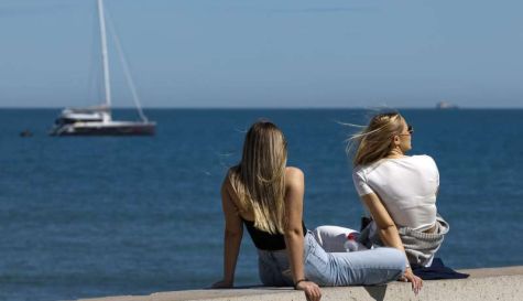 Dos mujeres disfrutan del buen tiempo en la playa de la Malvarrosa. / EFE-Ana Escobar Dos mujeres disfrutan del buen tiempo en la playa de la Malvarrosa. / EFE-Ana Escobar