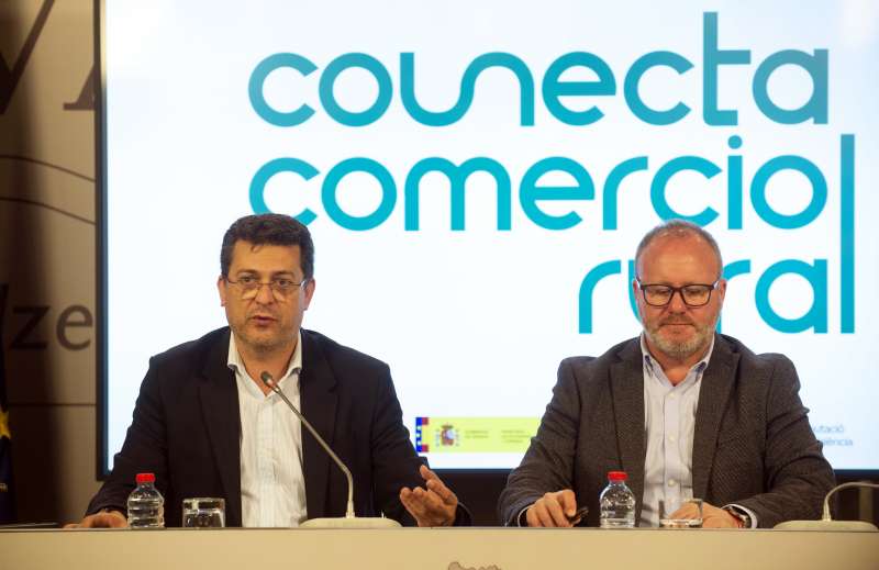 Juan Ramón Adsuara, a la izquierda, junto a Avelino Mascarell. DIVAL