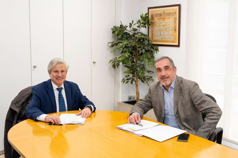 Fernando de Aragón, director general del Catastro, y Salvador Mocholí, vicepresidente de COAT Valencia, en el momento de la firma del convenio. / EPDA