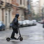 Una persona circula en patinete eléctrico. / EFE