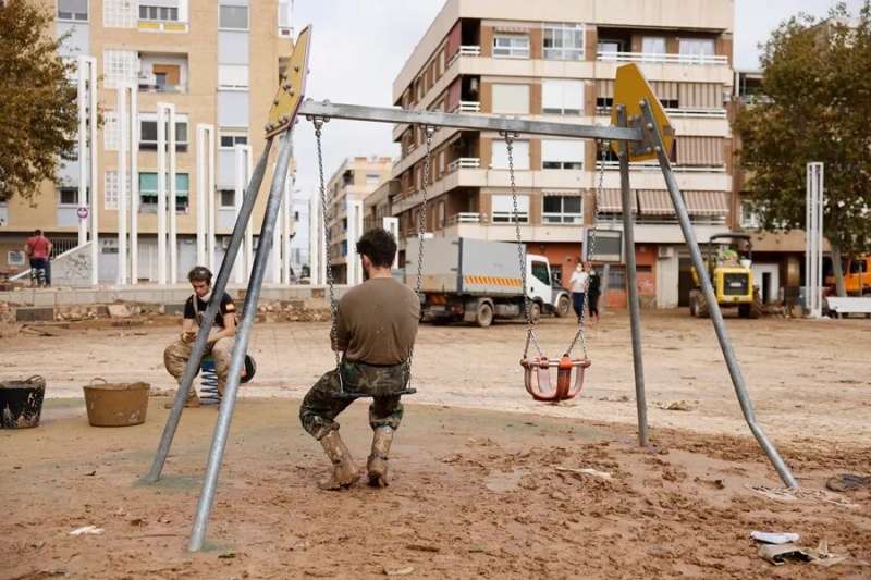Varias personas descansan en un parque de Sedaví, Valencia. EFE/ Ana Escobar


