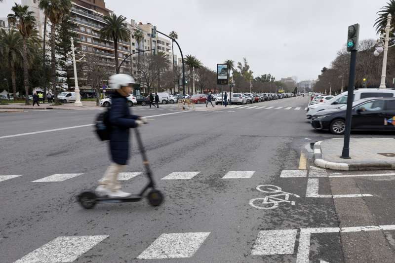 Una persona circula en patinete, en una imagen reciente. EFE/Kai Försterling
