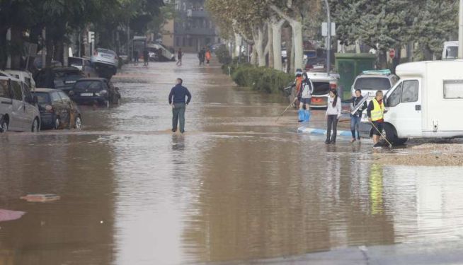Varias personas cruzan una calle de Sedaví anegada el día después de la dana. Varias personas cruzan una calle de Sedaví anegada el día después de la dana.