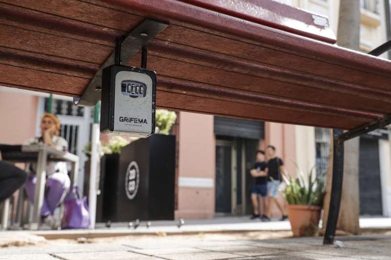 Un cajetín con las llaves de una vivienda turística. EFE/Manuel Bruque/Archivo
