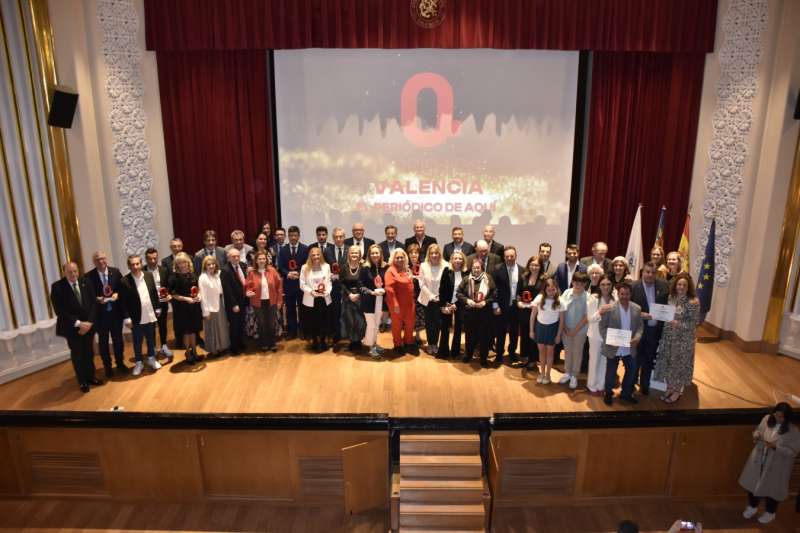 Foto de familia con todos los galardonados y galardonadas de la VI edición de los premios de Valencia celebrados en el Ateneo Mercantil./PLÁCIDO GONZÁLEZ
