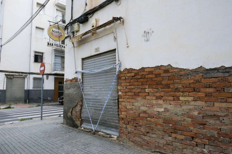 Detalle del edificio del que esta madrugada fueron desalojadas de forma preventiva y por motivos de seguridad un total de 61 personas, 44 adultos y 17 menores, por problemas en su estructura. EFE/Pablo Miranzo