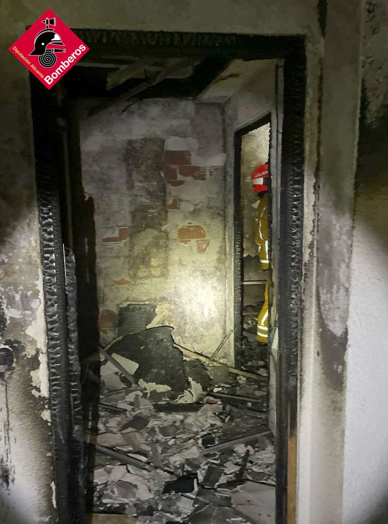 Desperfectos ocasionados por el incendio de la batería de un patinete en imágenes de la actuación de los bomberos provinciales. / EPDA