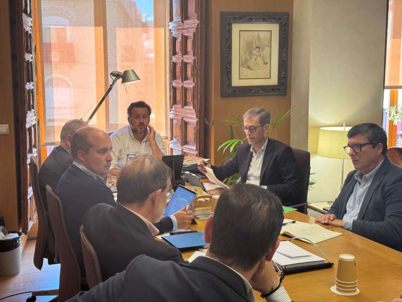 Reunión de las autoridades para acordar la ayuda. / EPDA