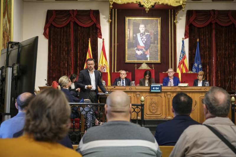 Vista general del pleno urgente celebrado este lunes en el Ayuntamiento de Elche para abordar la situación de los desalojos en el barrio de San Antón. EFE/Pablo Miranzo

